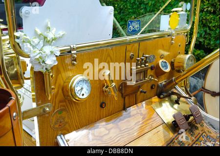 Oldtimer-Rallye für mindestens 80 Jahre alten Oldtimer mit weiß GA, gebaut im Jahr 1910 Stockfoto