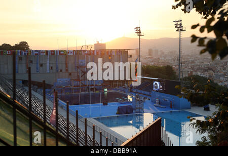 Barcelona, Spanien. 26. Juli 2013. Blick auf Montjuic kommunalen Pool bei Sonnenuntergang während der 15. FINA Swimming World Championships in Barcelona, Spanien, 26. Juli 2013. Foto: Friso Gentsch/Dpa/Alamy Live News Stockfoto