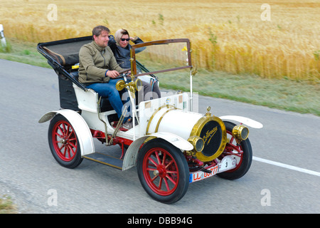 Oldtimer-Rallye für mindestens 80 Jahre alten Oldtimer mit Cottereau Populaire, gebaut im Jahr 1903 Stockfoto