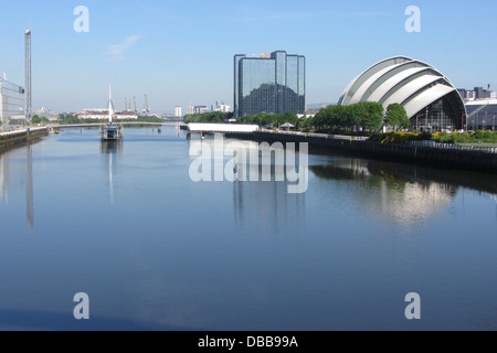 Clyde Auditorium auch bekannt als das Gürteltier, gestaltet von Norman Foster am Nordufer des Flusses Clyde, Glasgow Stockfoto