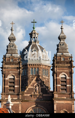 Türme und Kuppel des 19. Jahrhunderts St. Nikolauskirche (Niederländisch: Sint Nicolaaskerk) von Adrianus Bleijs in Amsterdam, Niederlande. Stockfoto