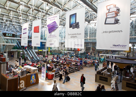 Die Einkaufspassage in der Hauptstrecke Bahnhof Paddington. Stockfoto