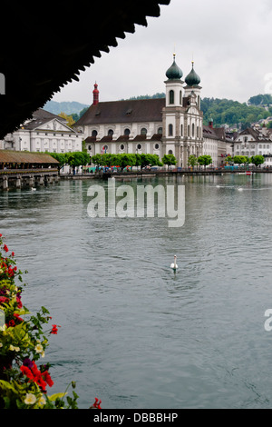 Vertikales Bild Jesuitenkirche durch Fluss Reuss in regnerischen Tag, Luzern, Nord-Zentral-Schweiz, Europa Stockfoto