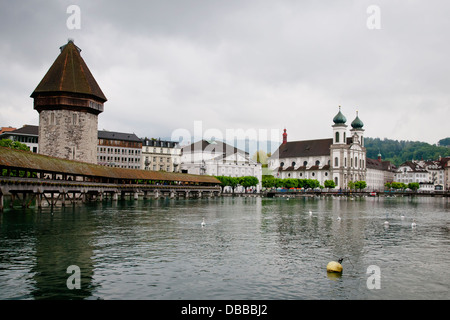 Jesuiten-Kirche durch Fluss Reuss, Luzern in regnerischen Tag, Nord-Zentral-Schweiz, Europa Stockfoto