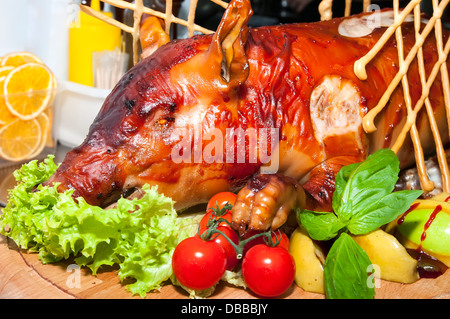 gebratenes Schwein mit Kräutern und Gemüse Stockfoto