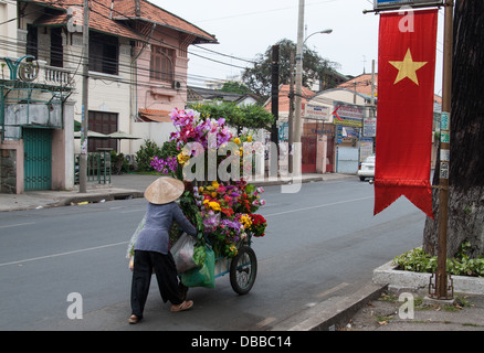 Eine unbekannte Frau verkauft Blumen auf 2. Januar 2008 in Ho-Chi-Minh-Stadt, Vietnam. Stockfoto