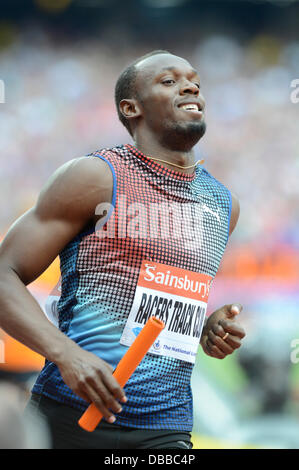 LONDON, VEREINIGTES KÖNIGREICH. Samstag, 27. Juli 2013. Usain Bolt zeigt seine Freude, nachdem die Trennungslinie der jamaikanischen Racers Track Club die Männer 4x100m Staffel in der 2013 IAAF Diamond League Sainsbury Jubiläumsspiele gewinnen helfen im Queen Elizabeth Park Olympiastadion in London statt. Bildnachweis: Russell Hart/Alamy Live-Nachrichten. Stockfoto