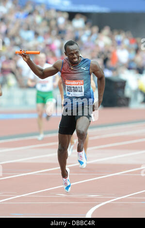 LONDON, VEREINIGTES KÖNIGREICH. Samstag, 27. Juli 2013. Usain Bolt zeigt seine Freude, nachdem die Trennungslinie der jamaikanischen Racers Track Club die Männer 4x100m Staffel in der 2013 IAAF Diamond League Sainsbury Jubiläumsspiele gewinnen helfen im Queen Elizabeth Park Olympiastadion in London statt. Bildnachweis: Russell Hart/Alamy Live-Nachrichten. Stockfoto