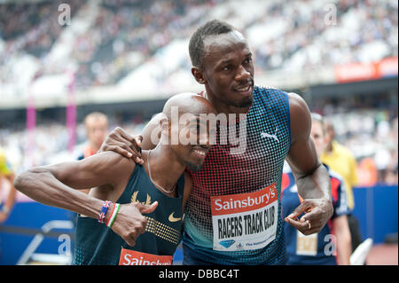 LONDON, VEREINIGTES KÖNIGREICH. Samstag, 27. Juli 2013. Doppelte olympische Meister Mo Farah und Usain Bolt posieren für ein Foto in der 2013 IAAF Diamond League Sainsbury Jubiläumsspiele im Queen Elizabeth Park Olympiastadion in London statt. Bildnachweis: Russell Hart/Alamy Live-Nachrichten. Stockfoto