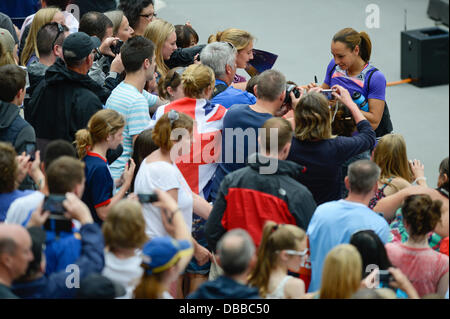 LONDON, VEREINIGTES KÖNIGREICH. Samstag, 27. Juli 2013. Jessica Ennis-Hill gibt Autogramme für die Fans nach Konkurrenz im Weitsprung der Frauen bei der 2013 IAAF Diamond League Sainsbury Jubiläumsspiele im Queen Elizabeth Park Olympiastadion in London statt. Bildnachweis: Russell Hart/Alamy Live-Nachrichten. Stockfoto