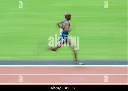 LONDON, VEREINIGTES KÖNIGREICH. Samstag, 27. Juli 2013. Mo Farah genießt sicherem Boden während der Herren 3000m Veranstaltung in 2013 IAAF Diamond League Sainsburys Jubiläumsspiele im Queen Elizabeth Park Olympiastadion in London statt. Der britischen Doppel-Olympiasiegerin schlagen Rivalen Ryan Hill von den USA in den 2. Platz um mehr als 5 Sekunden. Bildnachweis: Russell Hart/Alamy Live-Nachrichten. Stockfoto