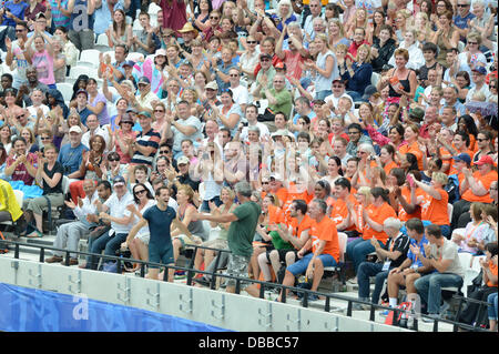 LONDON, VEREINIGTES KÖNIGREICH. Samstag, 27. Juli 2013. Renaud Lavillenie Frankreich läuft in die Menge zu feiern, gewinnen die Männer Stabhochsprung bei der 2013 IAAF Diamond League Sainsbury Jubiläumsspiele im Queen Elizabeth Park Olympiastadion in London statt. Bildnachweis: Russell Hart/Alamy Live-Nachrichten. Stockfoto