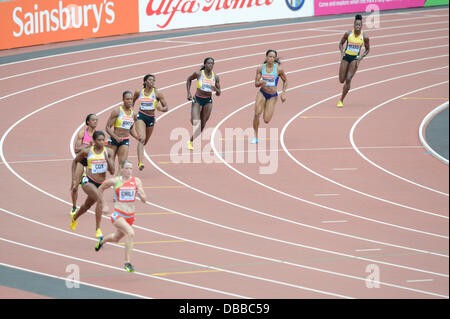 LONDON, VEREINIGTES KÖNIGREICH. Samstag, 27. Juli 2013. Christine Ohuruogo (3. rechts) Großbritannien gewinnt die Frauen 400m auf der 2013 IAAF Diamond League Sainsbury Jubiläumsspiele Veranstaltung im Queen Elizabeth Park Olympiastadion in London. Bildnachweis: Russell Hart/Alamy Live-Nachrichten. Stockfoto