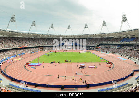 LONDON, VEREINIGTES KÖNIGREICH. Samstag, 27. Juli 2013. Zuschauer erleben Sie die Männer 400m Hürde Event gewann Michael Tinsley der USA bei der 2013 IAAF Diamond League Sainsbury Jubiläumsspiele im Queen Elizabeth Park Olympiastadion in London statt. Bildnachweis: Russell Hart/Alamy Live-Nachrichten. Stockfoto