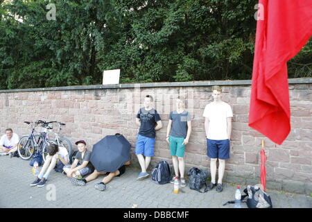 Frankfurt am Main, Deutschland. 27. Juli 2013. Demonstranten halten die Vigil außerhalb der dem Generalkonsulat der USA. Eine kleine Anzahl von Aktivisten für eine Mahnwache vor dem Generalkonsulat der USA in Frankfurt, zum protest gegen das Prisma und die weltweite Überwachung der Kommunikation von der NSA zusammengestellt. Bildnachweis: Michael Debets/Alamy Live-Nachrichten Stockfoto