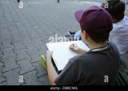 Frankfurt am Main, Deutschland. 27. Juli 2013. Ein Demonstrant macht einem selbst gemachten Plakat. Eine kleine Anzahl von Aktivisten für eine Mahnwache vor dem Generalkonsulat der USA in Frankfurt, zum protest gegen das Prisma und die weltweite Überwachung der Kommunikation von der NSA zusammengestellt. Bildnachweis: Michael Debets/Alamy Live-Nachrichten Stockfoto