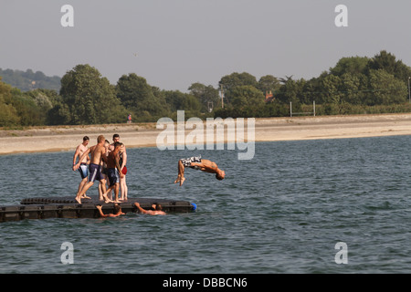 Spaß in der Sonne, Gruppe junger Männer spielen in Cheddar Reservoir, 13. Juli 2013 Stockfoto