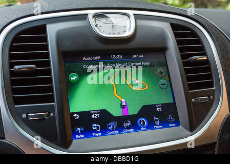 Armaturenbrett integriert Satelliten-Navigation in einem Chrysler 300, USA Stockfoto