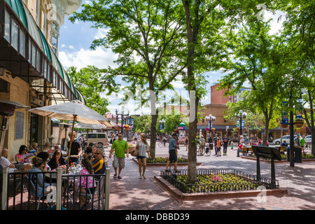 Straßencafé und Geschäfte auf Pearl Street Mall in der Innenstadt von Boulder, Colorado, USA Stockfoto