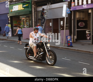 Mann auf einem großen Motorrad in Barry Hautpstraße, Juli 2013 Stockfoto