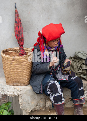 Eine unbekannte Frau arbeitet an einem traditionellen Stickereien am 18. Januar 2008 in Sapa, Vietnam. Stockfoto