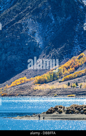 Zwei Fischer am Grant Lake in June Lake California nach dem ersten Schneefall des Jahres Stockfoto