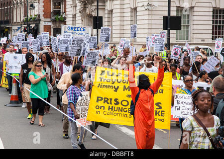 London, UK. 27. Juli 2013. Demonstranten marschieren nach Whitehall der amerikanischen Botschaft Downing Street fordern Gerechtigkeit für Trayvon Martin, ein schwarzer amerikanischer Teenager erschossen. Sein Mörder, George Zimmerman, wurde freigesprochen. Bildnachweis: Paul Davey/Alamy Live-Nachrichten Stockfoto