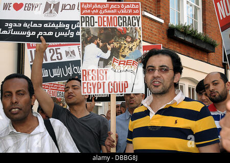 London, UK. 26. Juli 2013. Ein Anti-Coup Demonstranten halten eine Plakate gegen Ägypten Militärregierungen der weiteren Unruhen zwischen Anhängern der Streitkräfte und Mohamed Morsis Muslim-Bruderschaft, vor der ägyptischen Botschaft in London. Bildnachweis: Siehe Li/Alamy Live News Stockfoto