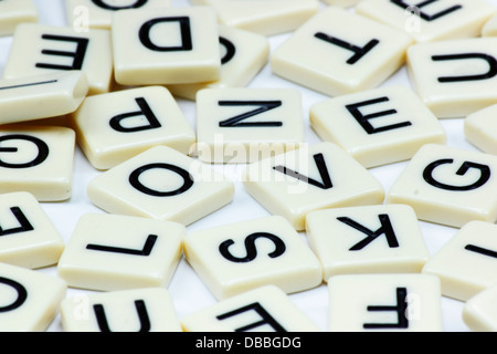 Das Wort Liebe in quadratischen Fliesen auf einem weißen Hintergrund geschrieben. Stockfoto
