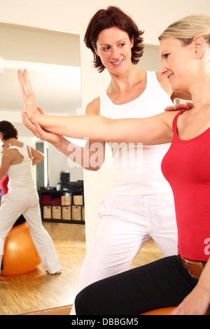 Physiotherapeuten arbeiten am Arm Schulterschmerzen nack Stockfoto