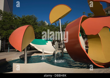 TIEFE TAILLE SCHÜSSEL MIT VERSTREUTEN ORANGENSCHEIBEN UND SCHALEN BRUNNEN METRO DADE PARK MIAMI FLORIDA USA Stockfoto