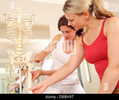 Spezialist für eine Hüfte, einen Patienten zu erklären Stockfoto