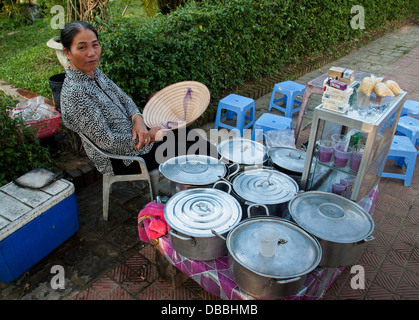 Ein unbekannter Hersteller von street Food wartet auf Kunden am 11. Januar 2008 in Hue, Vietnam Stockfoto