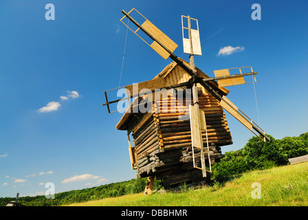 Alten ukrainischen Windmühle im Museum "Pirogovo" Stockfoto