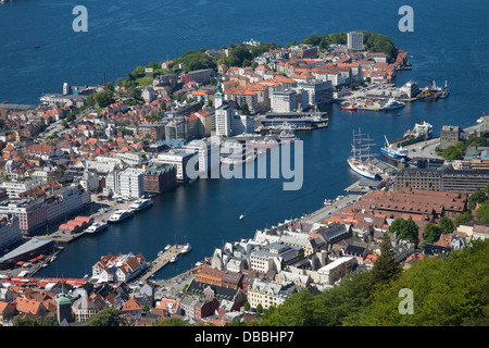 Bergen Norwegen Europa Luftaufnahme der Stadt vom Berg Floyen Sicht auf Hafen Vagen und Hansestadt Wharf Stockfoto