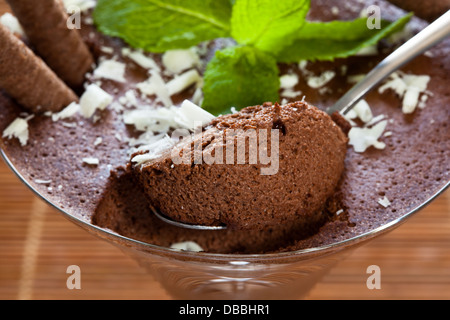 Schokoladen-Mousse Dessert am Esstisch