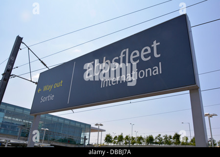 Bahnhof Ebbsfleet International Plattform Zeichen für EuroStar continental Services mit Terminal Gebäudes über Kent England Großbritannien Stockfoto