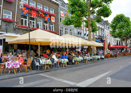 Maastricht City eine Seite des Vrijthof Square Ticketinhaber sitzen im Freien in Straßencafés und Restauranttischen warten auf den Start André Rieu Musikkonzert EU Stockfoto