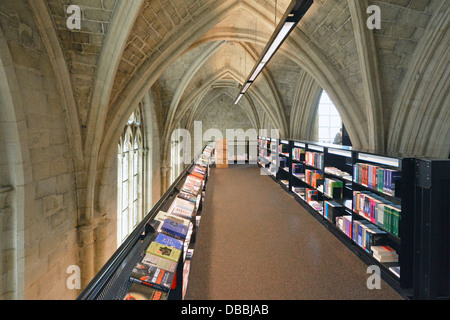 Maastricht Selexyz Dominicanen Bücherregal unter gewölbter Decke Innenraum eines redundanten gotischen Kirchengebäudes aus dem 13. Jahrhundert in Limburg Europa EU Stockfoto