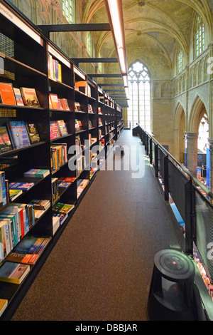 Maastricht Selexyz Dominicanen Bücherregal unter gewölbter Decke Innenraum eines redundanten gotischen Kirchengebäudes aus dem 13. Jahrhundert in Limburg Europa EU Stockfoto