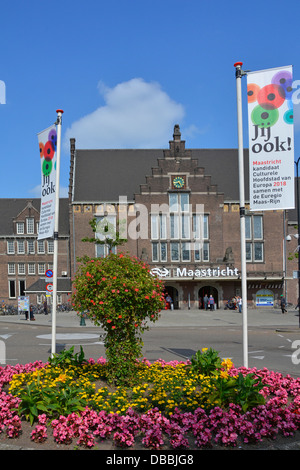 Am Bahnhof Maastricht werden Blumen und Banner für die Veranstaltung Kulturhauptstadt 2018 in Limburg, Niederlande, mit blauem Himmel präsentiert Stockfoto