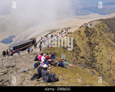 Viele Menschen mit der Bahn auf Mt Snowdon Gipfel ein arbeitsreicher Sommer-Wochenende in Snowdonia-Nationalpark. Llanberis Nordwales UK Stockfoto