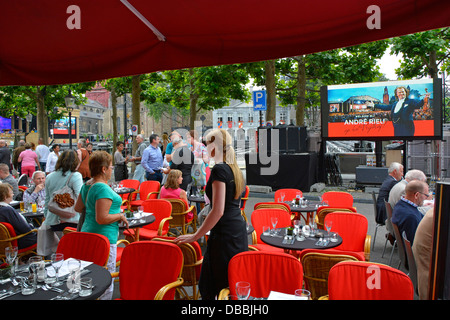 Maastricht City eine von vielen Bars und Restaurants eine Seite Vrijthof Square Publikum schließt das Essen ab, bevor Sie André Rieu Konzert TV Repeater Bildschirme sehen Stockfoto