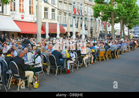 Maastricht City eine Seite des Vrijthof Square Ticketinhaber sitzen im Freien in Straßencafés und Restauranttischen warten auf den Start André Rieu Musikkonzert EU Stockfoto