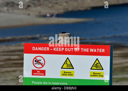 Haweswater Reservoir, Cumbria, UK. 26. Juli 2013. Ein Schild Warnung Menschen über die Gefahren des Wassers in Stauseen Haweswater Reservoir im Lake District, Cumbria. Es hat Zahl der Todesopfer auf nationaler Ebene in diesem Sommer, wo Menschen wilde wurden, Schwimmen in Seen und Flüssen: 26 Juli 2013 Credit: STUART WALKER/Alamy Live News Stockfoto