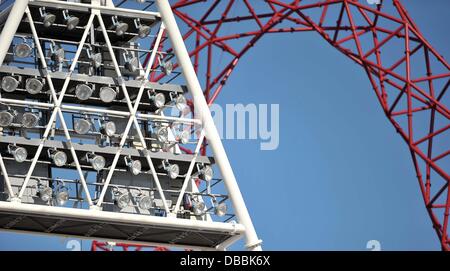 Beleuchtung-Säule und Umlaufbahn. Sportler trainieren. Sainsburys Jubiläumsspiele. IAAF Diamond League. Olympia-Stadion. Queen Elizabeth Olympic Park. Stratford. London. VEREINIGTES KÖNIGREICH. 25.07.2013. Stockfoto