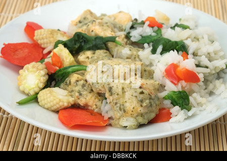 Thai green Chicken curry mit Spinat, rote Paprika und Babymais mit Jasmin-Reis - geringe Schärfentiefe Stockfoto