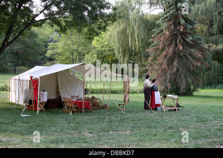 Ein paar camping mit ihren westlichen Zelt reenactment Stockfoto