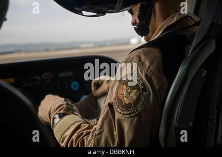 19. September 2011 sitzt - San Diego, California, Vereinigte Staaten von Amerika - US-C.B.P. Air Interdiction Offizier TROY FULLER in der Copilot Sitz eines A-Star-Hubschrauber in der Luft und Marine Station in San Diego, Kalifornien. (Kredit-Bild: © wird Seberger/ZUMAPRESS.com) Stockfoto