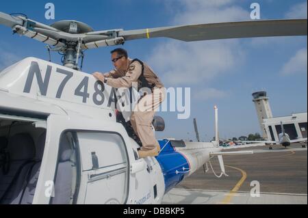 19. September 2011 - San Diego, California, Vereinigte Staaten von Amerika - US-C.B.P. Air Interdiction Offizier TROY FULLER Flüge bereits einen A-Star-Hubschrauber in der Luft und Marine Station in San Diego, Kalifornien (Credit-Bild: © Willen Seberger/ZUMAPRESS.com) Stockfoto